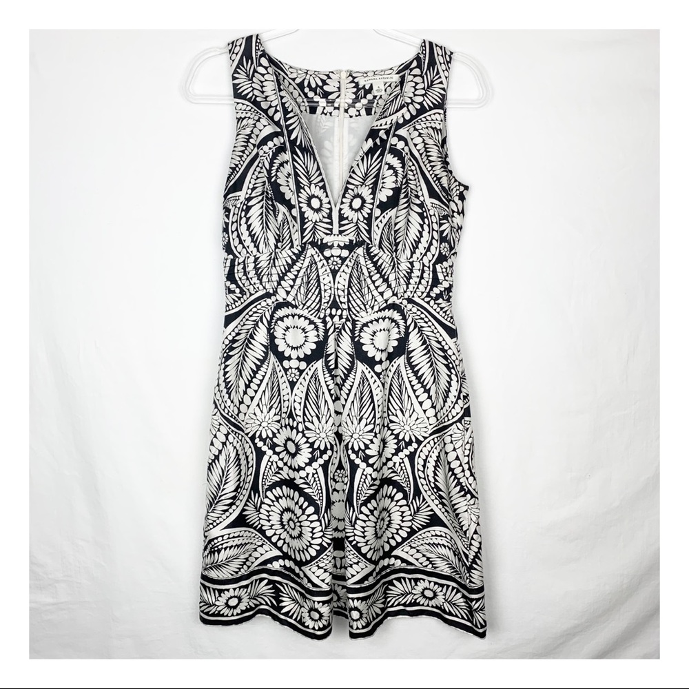 BANANA REPUBLIC 100% SILK DRESS FLORAL PRINT BLACK  WHITE sz 4